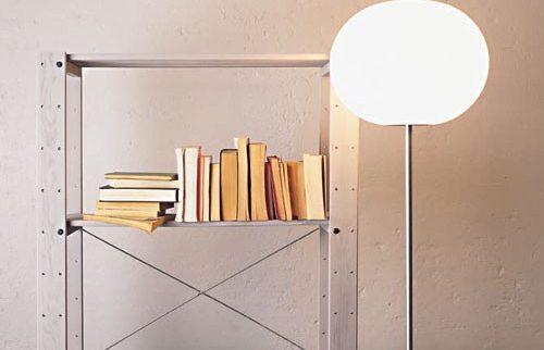 Glo-Ball F3 Gulvlampe omdekket av 45 cm matt, opal hvit glasskuppel, lampefot og stamme i krom farge.