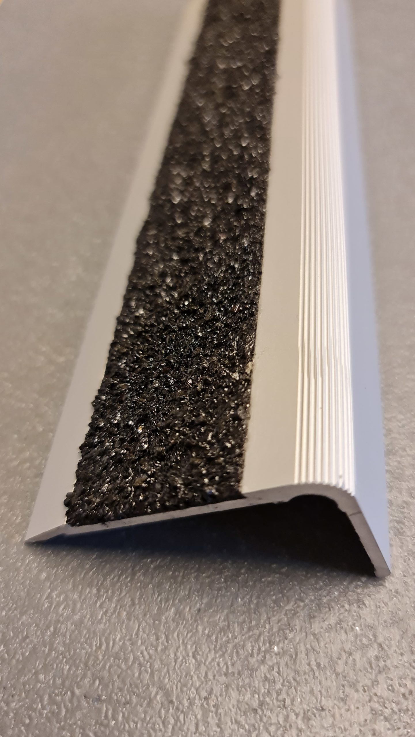 Trappenese i eloksert aluminium med stein og harpiks ilegg 300 x 5,5 x 3,5 cm