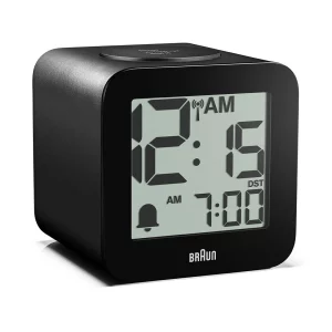 Produktbilde av Braun vekkerklokke. Klokken er firkantet med et digitalt display