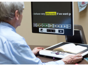 Bilde av en bruker som sitter foran lese-tv Acuity standard ocr