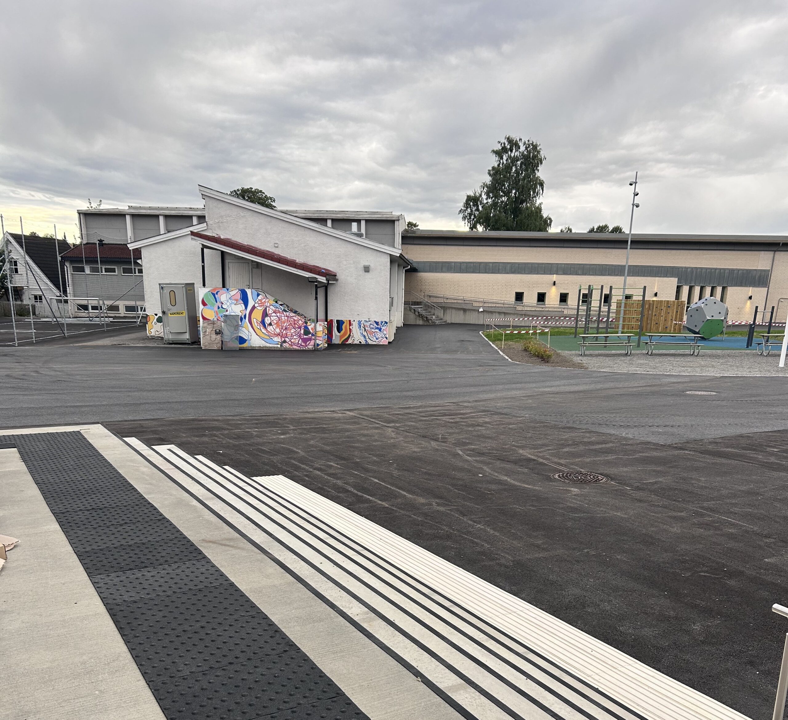 Taktil og trinnmerking på Stange barneskole - Bilde 2